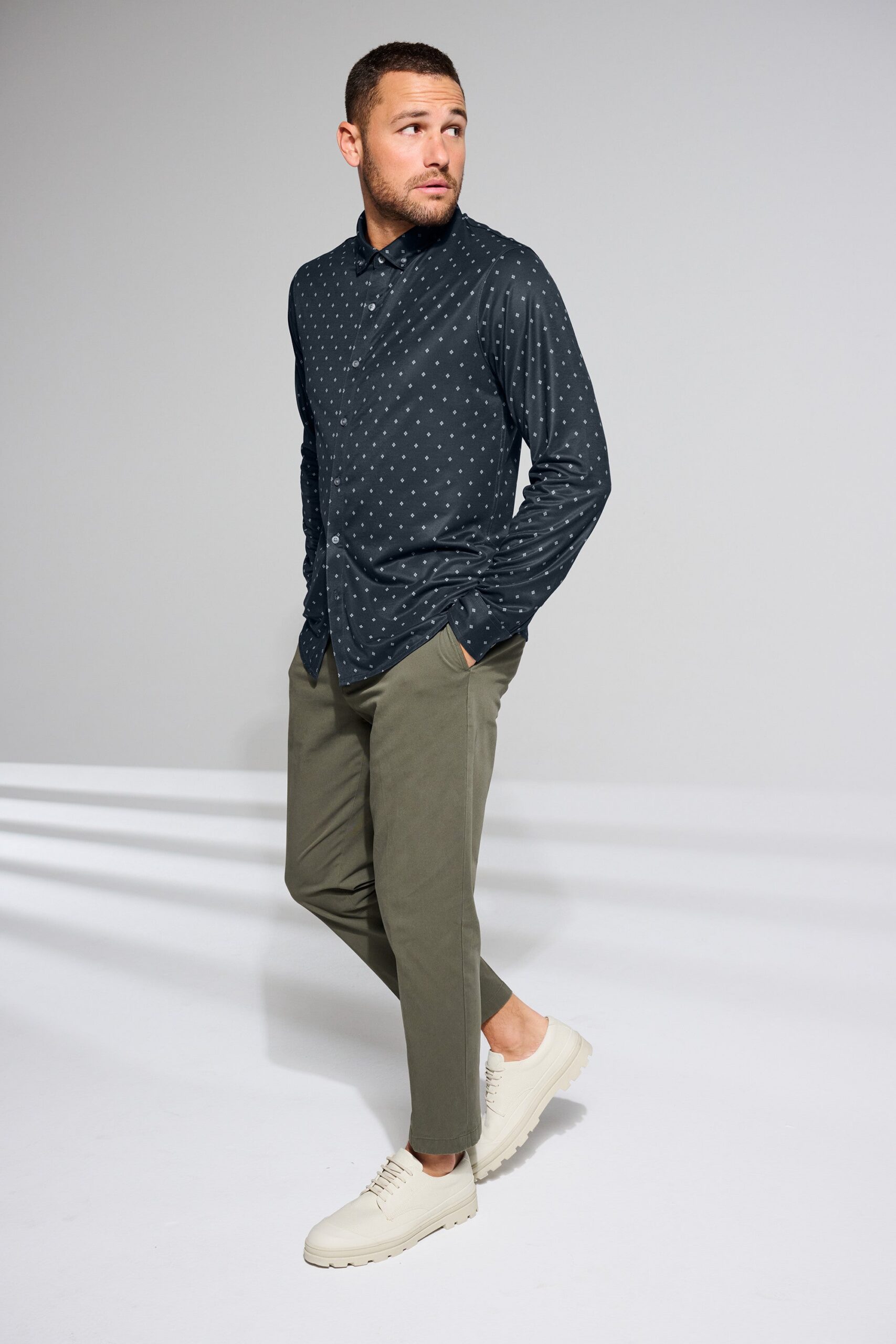 MM1018_NAVYGEODIAMOND_Model_SPRING24_2.jpg