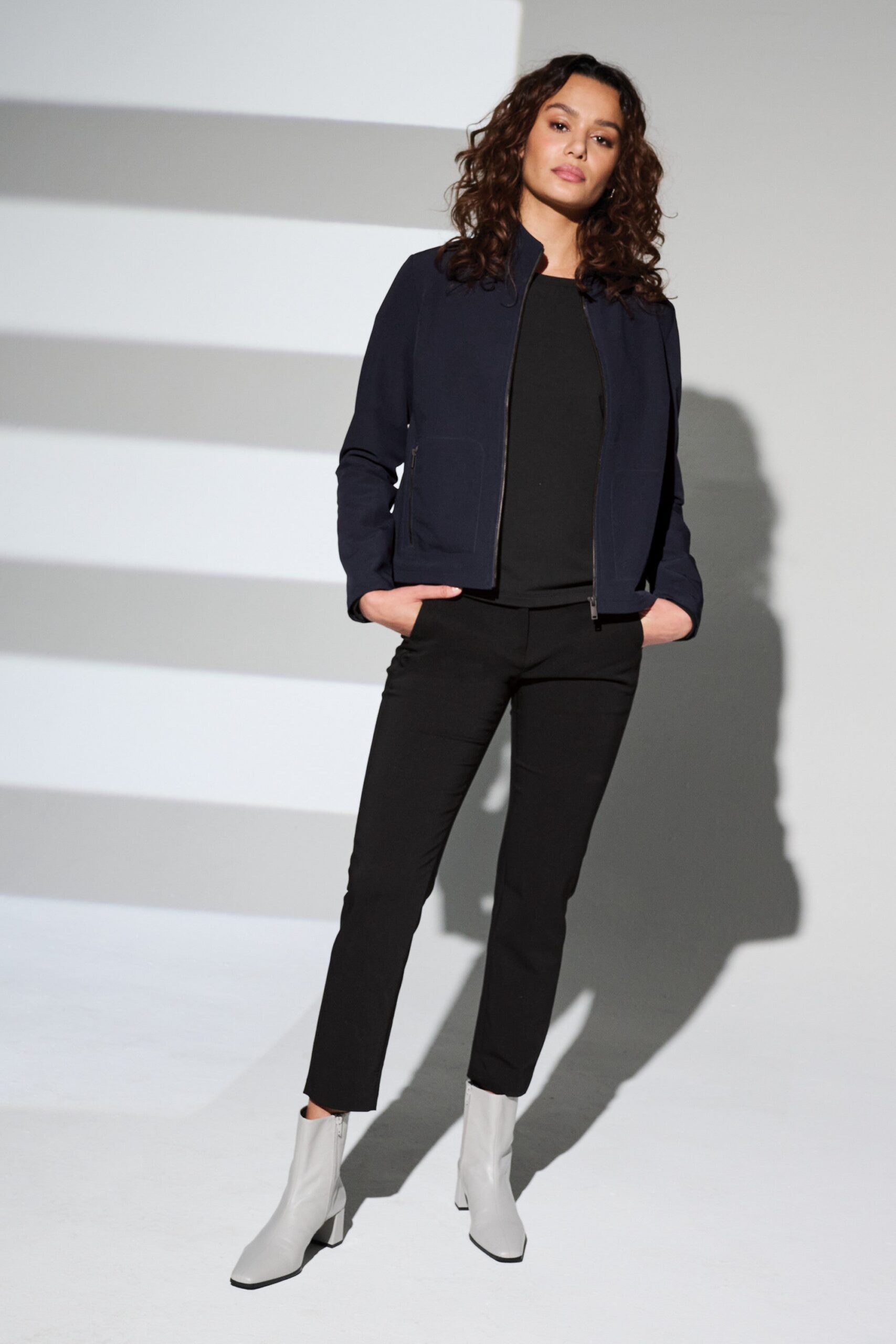 MM7103_NightNavy_Model_Lifestyle_FA23_ES24_1.jpg