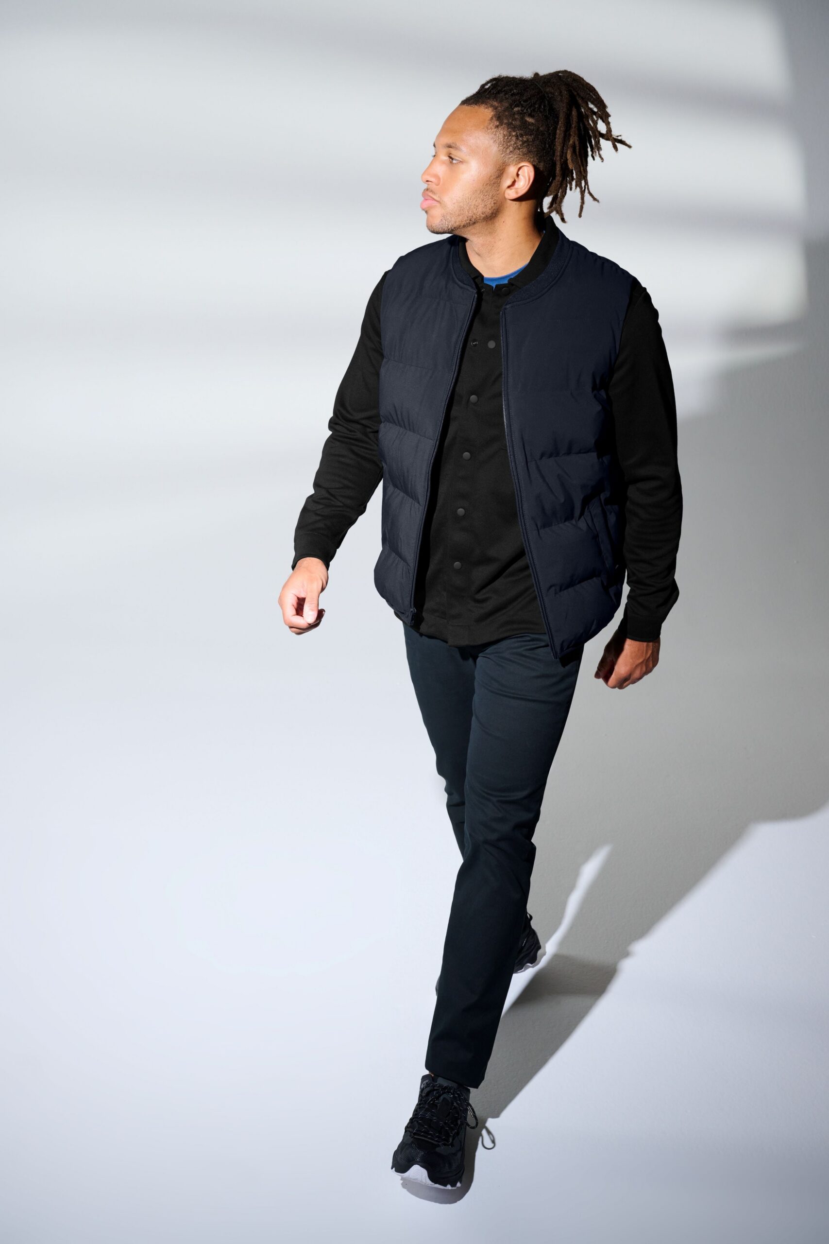 MM7214_NightNavy_Model_MM24-2_1.jpg